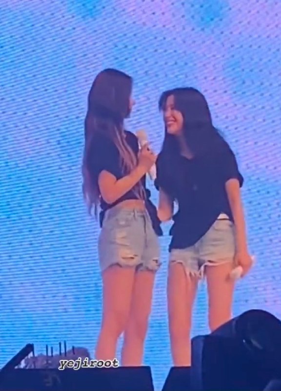 📸 @midzy_swag ×2Such a Ryeji thing to do that whenever one is crying the other will cry too, but even through the tears or sadness they will still laugh to make the other person laugh ❤️‍🩹 #ryujin #yeji原文 #黄礼志