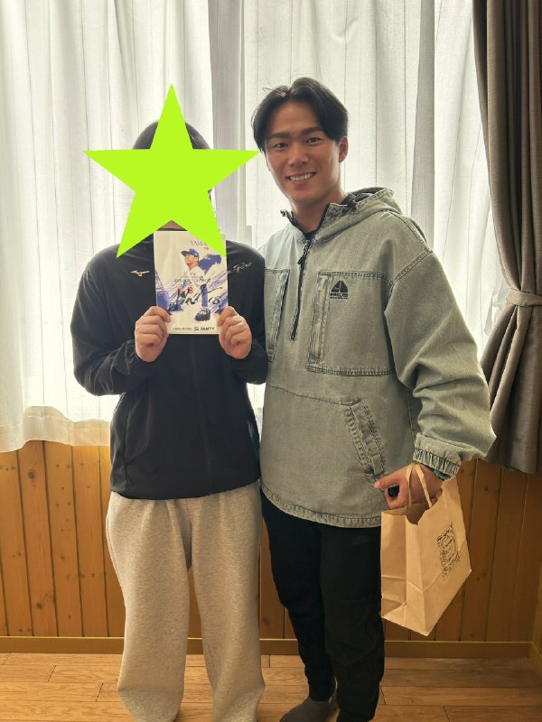 📸 @iori_sponichi@Dodgers  の  投手は自身のボブルヘッド人形配布日である9月5日（日本時間6日）、本拠地でのナショナルズ戦に「聖園子供の家」の児童7人をドジャースタジアムに招待することもわかりました😊ANAの協力により実現✈️（提供写真） #dodgers #ドジャース #山本由伸原文 #MLB日本選手