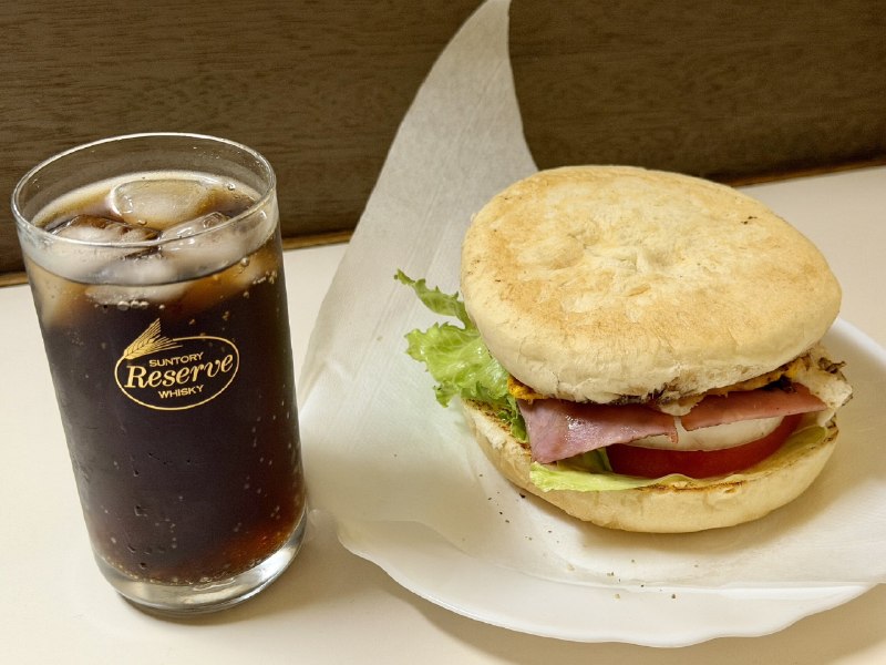 📸 @roger_ramen ×2ブルースカイベーコンエッグバーガー20時オープンの夜佐世保バーガー🍔外観通りのレトロな店内常連と思しき方もいたり、テイクアウトも多く、飲みの後のお客さんも多いみたいコーラ頼んだらグラスもレトロ😆バーガー食べ応え満点！美味しかった！ #魚民グルメ部 #サカナクション原文 #サカナクション