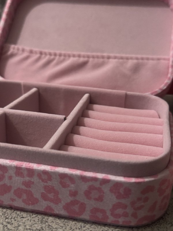 📸 黄礼志 (X) ×3[260925] 1:20PM KST🐈‍⬛ : Everyone, this isn’t an ad or anything, I just got this Kitty and it’s so cute that I wanted to brag💬 : It isn’t an ad! Just sharing something good you found ㅎㅎ ㄴ🐈‍⬛ : How can I resist [showing off] something this good原文 #黄礼志