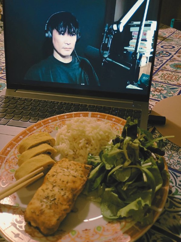 📸 @giusi_80_44…一郎さんの配信を見ながら…🍚🐟 #山口一郎 #山口一郎チャンネル原文 #サカナクション