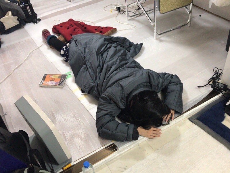 📸 @rIlIHVoqz798429 ×2多分今では貴重の床で眠る小夏さん笑 #加藤小夏原文 #加藤小夏
