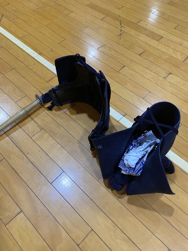 📸 @idadaichi土曜は居合の日だけど，水曜の稽古だけで審査に凸するのは精神衛生上良くないので，一緒に審査を受けに行く若者に「ちょっと練習しよっか？」と誘って約束稽古を…と思ってたら四先生も来てくれて結局しっかり稽古出来ました😁しかし暑い🥵🫠💦明日も暑いんかな💦 #剣道原文 #剣道