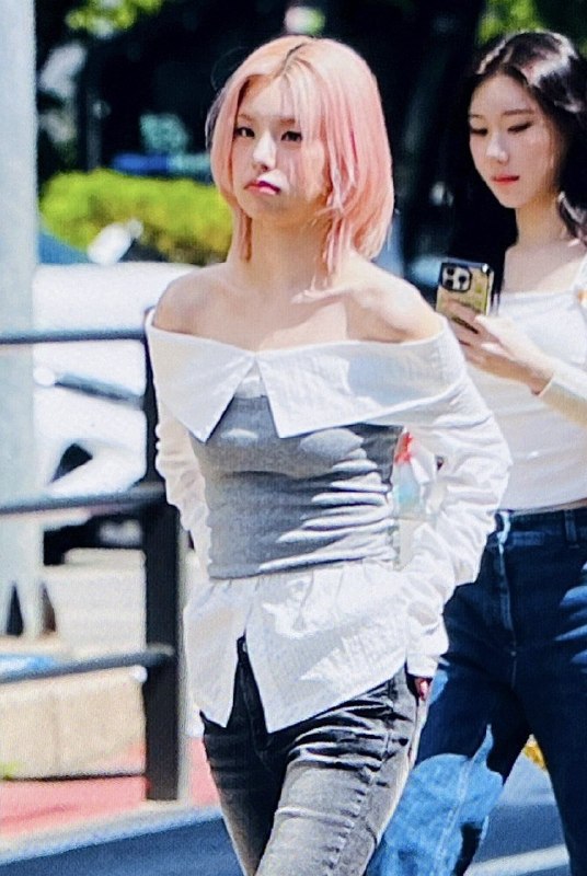 📸 @OOkgood40552 #YEJIHands in back pockets and cute facial expressions. What is this  😱双手插在裤兜里，表情可爱