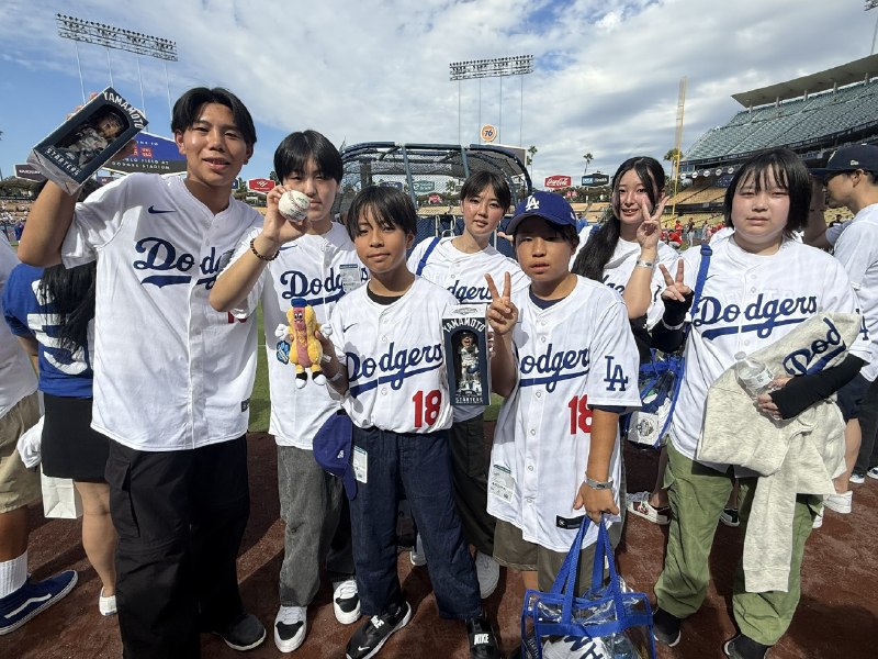 📸 @sponichi_yanagi@Dodgers  @Dodgers   投手が招待した「聖園（みその）子供の家」の子供達です