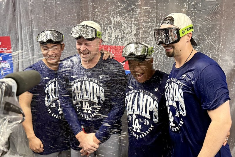 📸 @MasayaKotani投手⚾️歓喜のシャンパンシャワー🍾 #ドジャース #山本由伸 #Dodgers原文 #MLB日本選手