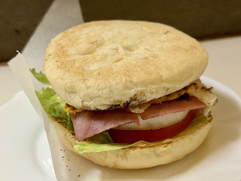📸 @roger_ramen ×2ブルースカイベーコンエッグバーガー20時オープンの夜佐世保バーガー🍔外観通りのレトロな店内常連と思しき方もいたり、テイクアウトも多く、飲みの後のお客さんも多いみたいコーラ頼んだらグラスもレトロ😆バーガー食べ応え満点！美味しかった！ #魚民グルメ部 #サカナクション原文 #サカナクション