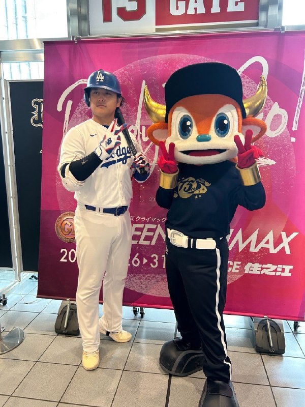 📸 @bullbell_B ×2きのう  せんしゅ…じゃなくて😂  さんとしゃしんとってもろたよ〜📸にてたな〜😆きょうのせんぱつは  とうしゅ⚾️かってかちこしするぞー🔥🔥🔥みんなあついエールたのむでー💪🙏 #大谷翔平 #大谷似翔平 #ジェリー #Bs夏の陣2026 #ブルベル15周年 #Bs2026 #NPB #プロ野球 #ORIX原文 #MLB日本選手