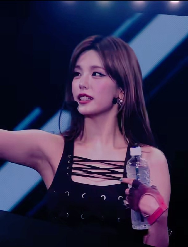 📸 @OOkgood40552 ×2This photo is a perfect sculpture of Hwang  How can she look so graceful on the big screen? 😭 #yeji原文 #黄礼志📸 @OOkgood40552 ×2This photo is a perfect sculpture of Hwang  How can she look so graceful on the big screen? 😭 #yeji原文 #黄礼志