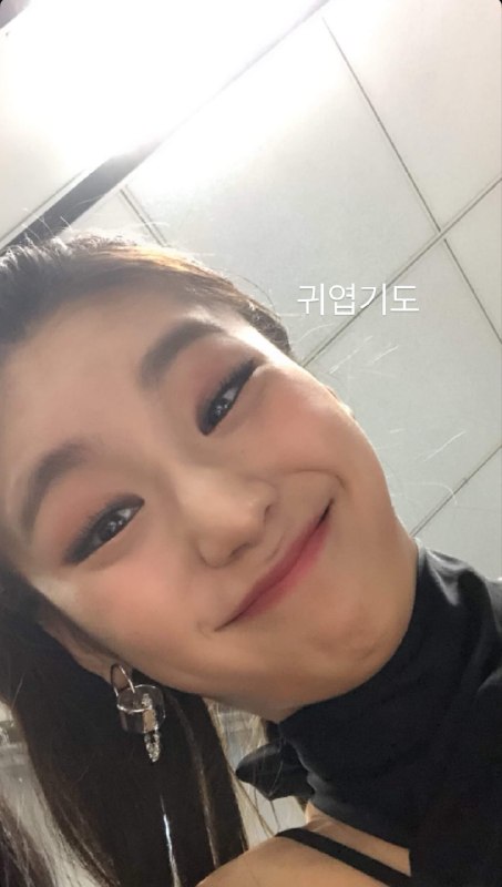 📸 🔍 黄礼志 via @yejigallery ×4instagram stories update with  HWANGderful YEJI DAY #RYUJIN #YEJI #ShiningAceYejiDay #믿지의_사랑을_예지의_포켓에_담을게原文 #黄礼志