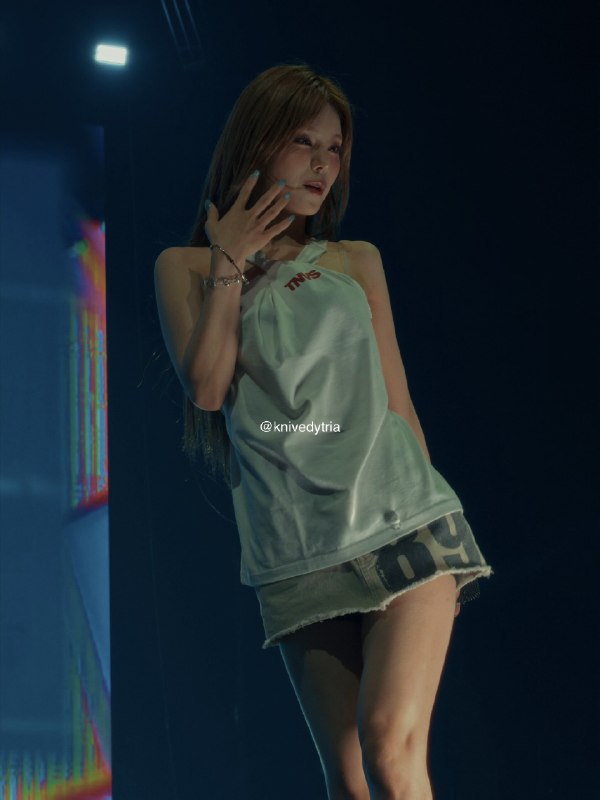 📸 @knivedytriaHer skin tone is perfect without the KR filters. In the Philippines, we call this shade “kayumanggi”. It’s the perfect shade of light brown. 🤎 Fans rarely get the chance to see her up close. I hope photogs do her justice by not painting over her beauty. #itzy #midzy #yeji #예지原文 #黄礼志