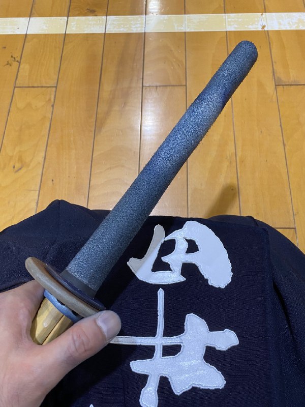 📸 @idadaichi仕事や出張のため二週間ぶりの剣道！実は審査前最後😅七先生からも側で見てくれていた教七先生からも「いいとこ打ててるけどちょっと肩に力入ってるから，ダラダラやるくらい気持ちを楽に」と餞別を頂く🙏脱力，脱力😁居合はお休みして形の稽古もして…形はバッチリ👌 #剣道原文 #剣道