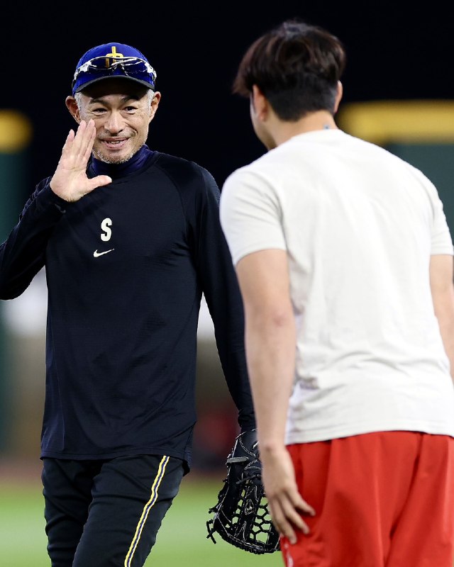 📸 @MLBJapan ×2🤝  が  と再会！！シアトル時代のチームメイト同士が、グラウンドで笑顔で言葉を交わしました❤️@Angels #菊池雄星 #イチロー #日本人選手情報原文 #MLB日本選手