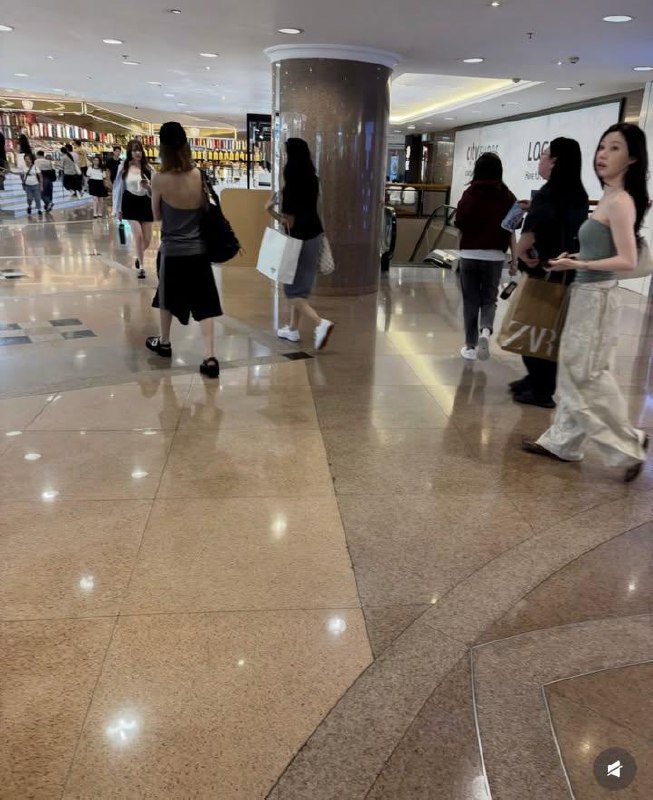📸 @OOkgood40552 ×2They are shopping. And  It fits perfectly with such a casual style. 🤟 #yeji原文 #黄礼志📸 @OOkgood40552 ×2They are shopping. And  It fits perfectly with such a casual style. 🤟 #yeji原文 #黄礼志