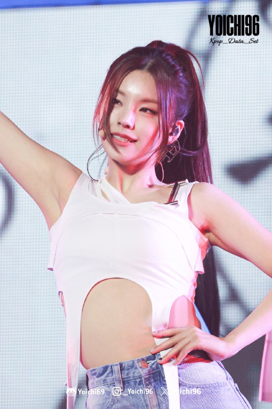 📸 @kpop_data_set ×3230304 Yeji at Woori Bank Concert #YEJI #예지 #ITZY #있지原文 #黄礼志