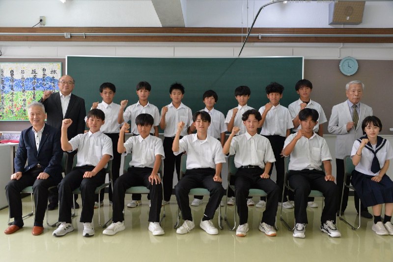 📸 @shintotsu_town中体連全道大会出場報告🔥７月14日㈫に中学校のサッカー部14人と女子剣道１人が全道大会出場を教育長に報告しました！＃中体連＃剣道＃新十津川町原文 #剣道
