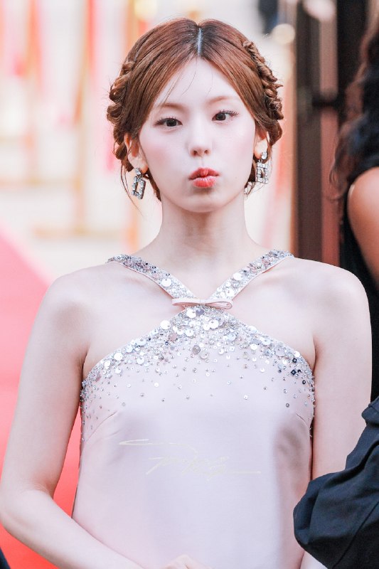 📸 @pjg920 ×4261001 RogerViver       @ITZYofficial #ITZY #있지 #YEJI #예지 #RogerViverSS27 #ViverEnFleur原文 #黄礼志