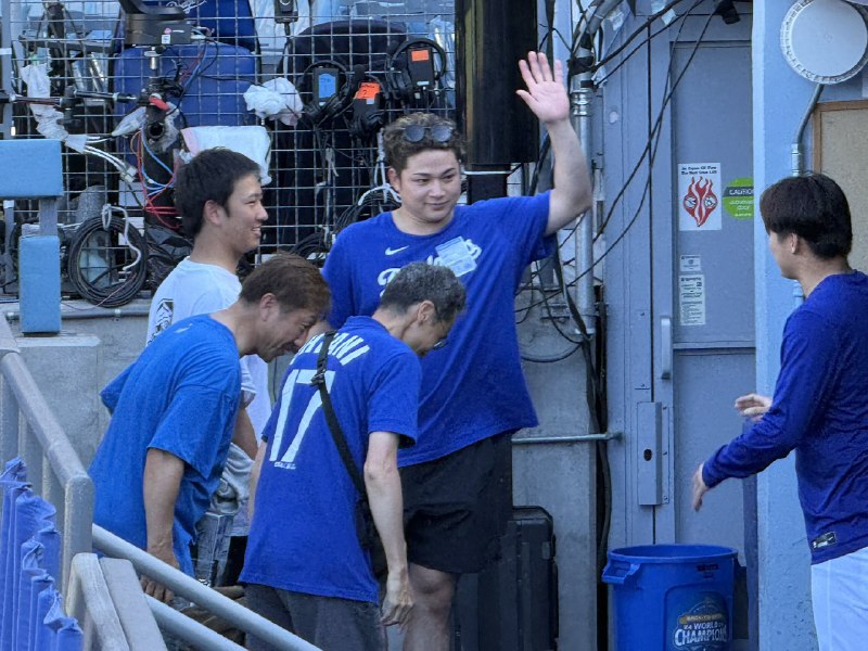 📸 @sponichi_yanagi ×2@Dodgers 元オリックスの榊原翼さんが来場し試合前の  投手と旧交を温めていました