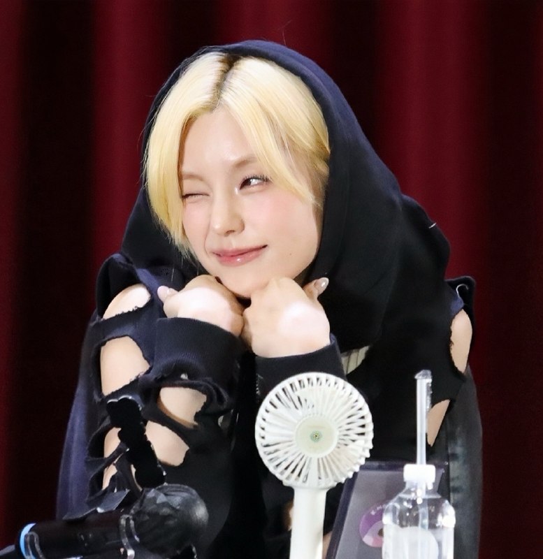 📸 @JOU02120526 ×3The 3 stages of being cute:Staring → Smiling → Winking 😉 #예지 #YEJI #있지 #ITZY原文 #黄礼志
