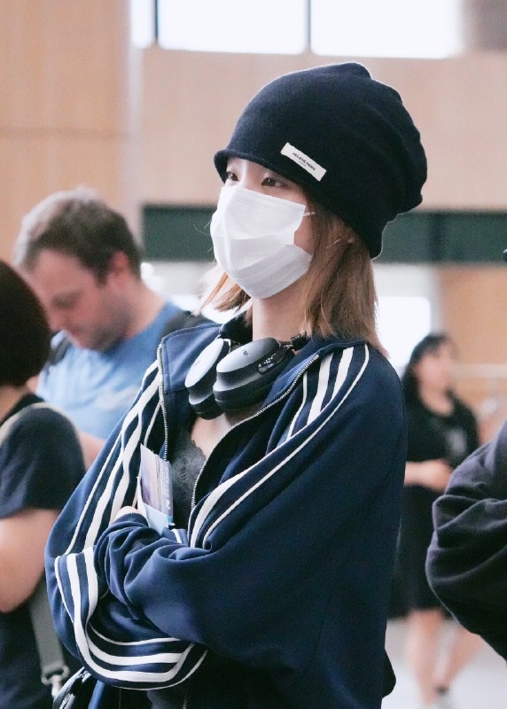 📸 @OOkgood40552There are a lot of candid photos circulating at the airport. But the coolest part is this one. In my opinion... #yeji原文 #黄礼志