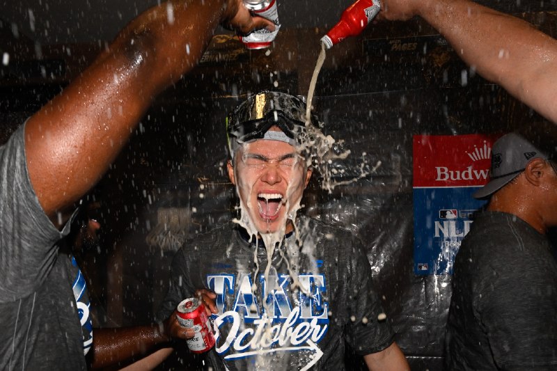📸 @fullcountmlbc2 ×3【 シャンパンファイト🍾】 投手👍頭から浴びせられ“絶叫”😅 #ドジャース #山本由伸 #Dodgers #ドジャース #Postseason原文 #MLB日本選手