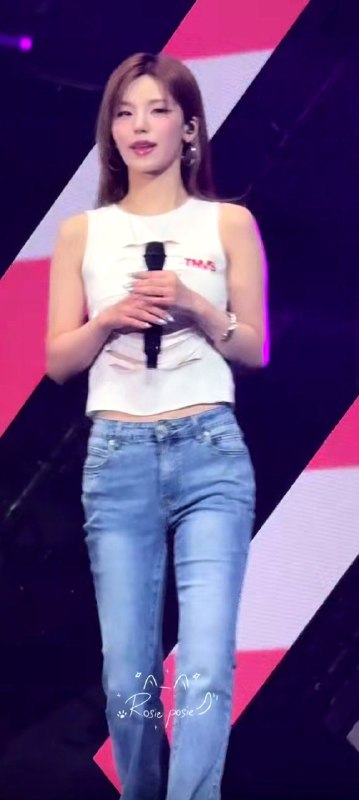 📸 @OOkgood40552 ×3There's absolutely no way not to fall in love with her. The thing is, this person is just so beautiful 😭 #yeji原文 #黄礼志
