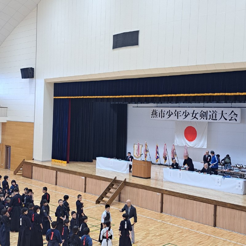 📸 @re_872 ×4個人、団体共に優勝🏆2連覇‼️第2の地元燕に名前を刻むことができました中坊主←もう坊主じゃなくなったがwおめでとう🎊そして私のて～シャツやっぱり取られました泣 #剣道 #子育て #楽しいこと #看護師ママ #FOODGAN原文 #剣道