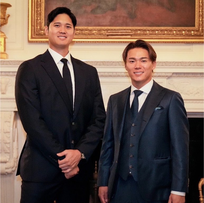 📸 @hitotonoya1_00ドジャースが2年連続でホワイトハウスを表敬訪問！大谷翔平＆山本由伸の2ショット・左(2026年)・右(2025年)2年目の今年は2人とも決め顔でパシャリ📸📷Source: @Dodgers #大谷翔平 #山本由伸原文 #MLB日本選手