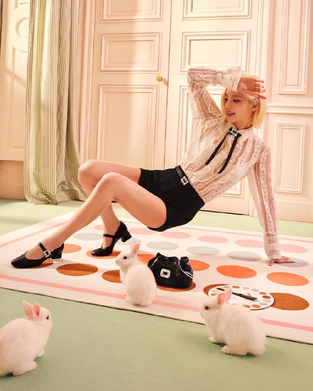 📸 @storingyeji ×3260618 lofficielsingapore   Global Brand Ambassador YEJI stars in the new rogervivier 2026 Pre-Fall campaign 💖