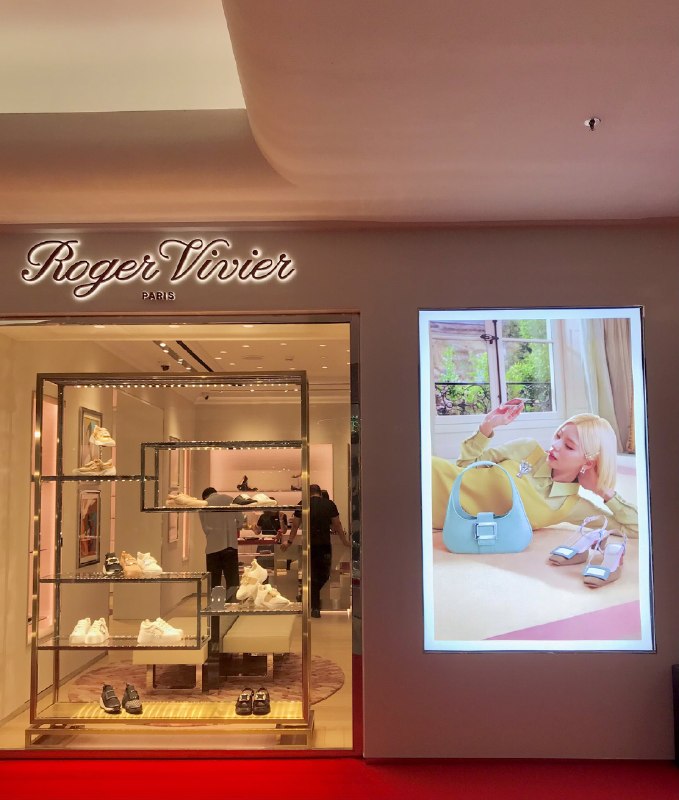 📸 @yejirawamangunAAA KEMBARANKU #SelamatDatangYeji #RogerVivier #Yeji原文 #黄礼志