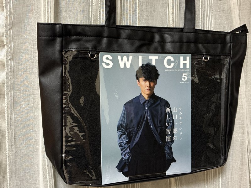 📸 @c_takeo1209300円のテレっテレなバッグに雑誌を1冊入れただけ