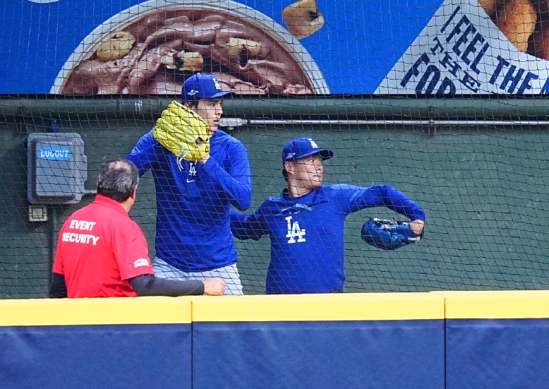 📸 @fullcountmlbc2 ×2投手  投手⚾️並んでブルペンに🔥Photo by Yuji Arakawa #ドジャース #山本由伸 #佐々木朗希 #Dodgers #Postseason原文 #MLB日本選手