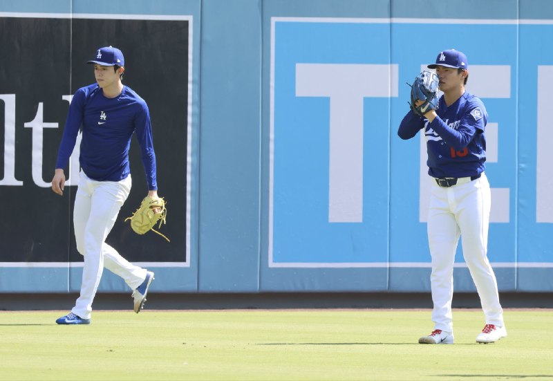 📸 @hochi_MLB投手と  投手が並んでキャッチボール🤩 #山本由伸 #佐々木朗希 #Dodgers原文 #MLB日本選手