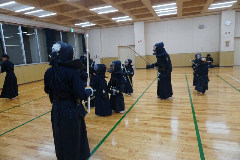 📸 @toamurakendojin ×4こんばんは🌛原村剣道クラブの稽古でした😊日曜日の大会も終わり、低学年は基本打ちの復習