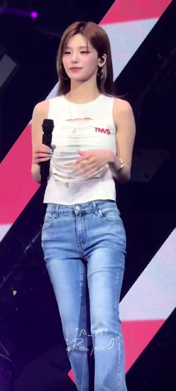 📸 @OOkgood40552 ×3There's absolutely no way not to fall in love with her. The thing is, this person is just so beautiful 😭 #yeji原文 #黄礼志