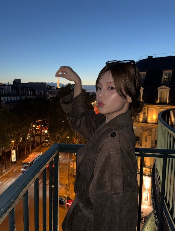 📸 🔍 黄礼志 via @yejigallery ×2yezyizhere instagram update🎵 Stella Jang - L’Amour, Les Baguettes, Paris #YEJI原文 #黄礼志