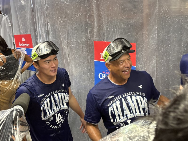 📸 @Naoto_SANSPO ×2投手3年連続シャンパンファイト🍾🍾🥂@Dodgers #山本由伸 #Dodgers原文 #MLB日本選手