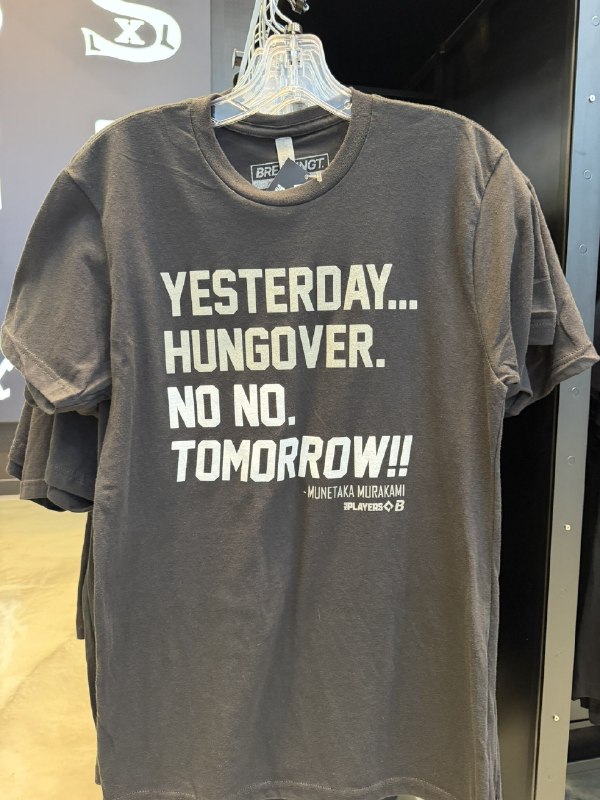 📸 @YamadaMLB ×2選手の迷言珍言Tシャツが球場外のチームショップで販売中