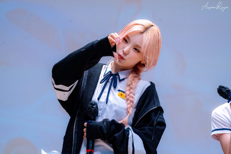 📸 @AwsomeRyujin ×2260530 WM    뭔가 실제로 학창시절에도 윈드브레이커 걸치고 다녔을 거 같아 찰떡 같이 어울리네260530 王明    看来他学生时代就穿了一件风衣，非常适合他