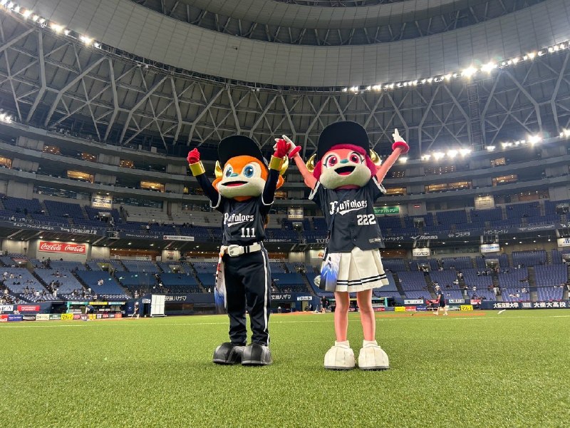 📸 @bullbell_B ×2きのう  せんしゅ…じゃなくて😂  さんとしゃしんとってもろたよ〜📸にてたな〜😆きょうのせんぱつは  とうしゅ⚾️かってかちこしするぞー🔥🔥🔥みんなあついエールたのむでー💪🙏 #大谷翔平 #大谷似翔平 #ジェリー #Bs夏の陣2026 #ブルベル15周年 #Bs2026 #NPB #プロ野球 #ORIX原文 #MLB日本選手