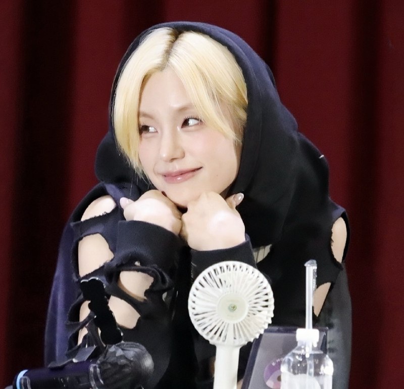 📸 @JOU02120526 ×3The 3 stages of being cute:Staring → Smiling → Winking 😉 #예지 #YEJI #있지 #ITZY原文 #黄礼志