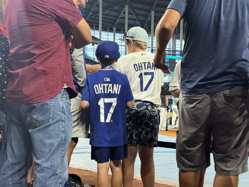 📸 @MasayaKotani ×3⚾️マーリンズ本拠地ローンデポ・パーク🎥 選手のユニホーム、Tシャツを着たファン多数😵 #ドジャース #大谷翔平 #Dodgers原文 #MLB日本選手
