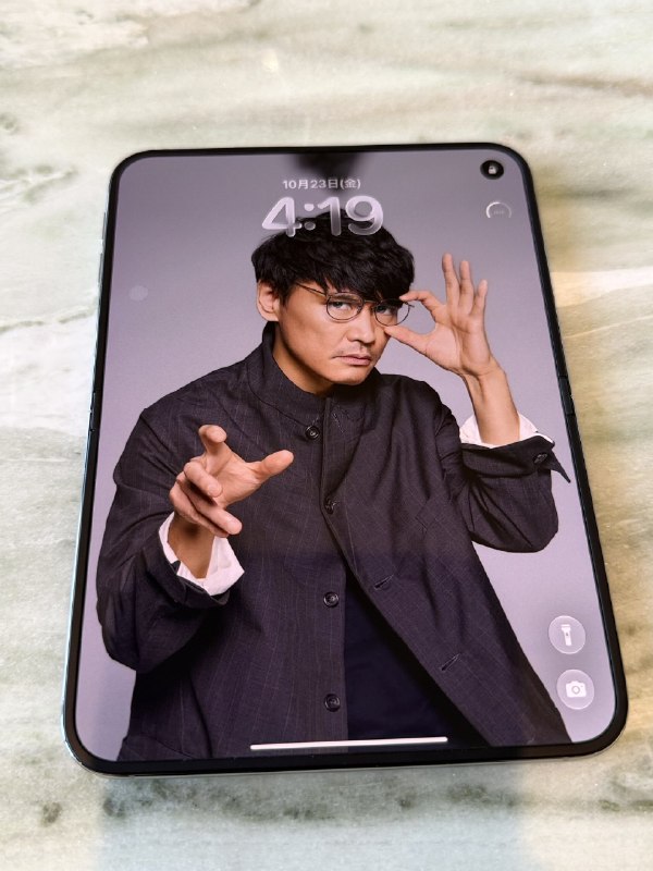 📸 @kikofromjapan ×3iPhone Duo  回転させたら壁紙を絶妙な位置に合わせてくれた
