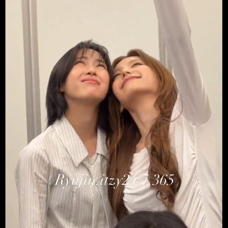 📸 @midzy_swagSooooo kiyooooo ><呜呜呜>< #ryujin #yeji原文 #黄礼志