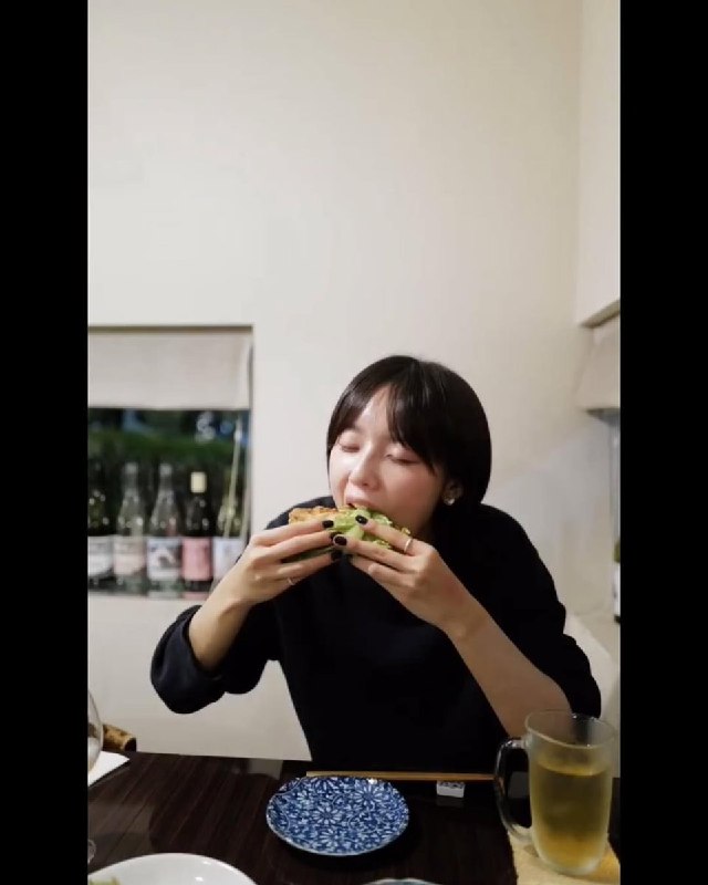 📸 @ent_zb ×4小夏さんはやっぱり食べてる時の顔も良いですね！特に3枚目は勢いがあって凄く良いです✨是非食べ物のCMに出て欲しいです！ #加藤小夏原文 #加藤小夏