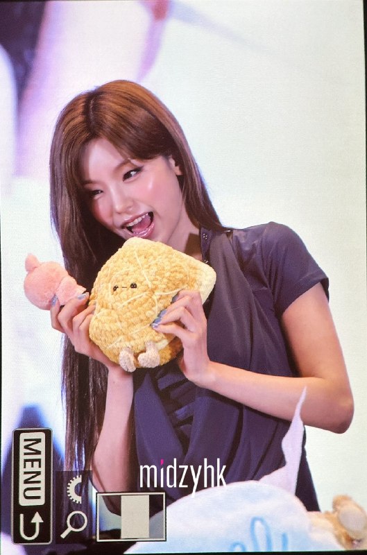 📸 @midzy_hk ×2260618 HONG KONG Fansign🇭🇰🐈‍⬛菠蘿油🍍🥯Pineapple Bun with Butter is an absolute classic Hong Kong café staple~~   @ITZYofficial #예지 #YEJI #있지 #ITZY原文 #黄礼志📸 @midzy_hk ×2260618 HONG KONG Fansign🇭🇰🐈‍⬛菠蘿油🍍🥯Pineapple Bun with Butter is an absolute classic Hong Kong café staple~~   @ITZYofficial #예지 #YEJI #있지 #ITZY原文 #黄礼志
