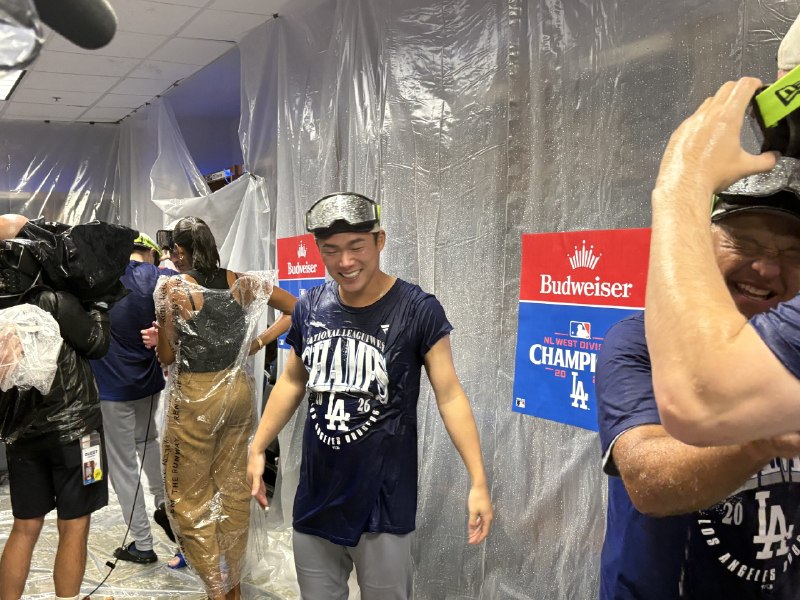 📸 @Naoto_SANSPO ×2投手3年連続シャンパンファイト🍾🍾🥂@Dodgers #山本由伸 #Dodgers原文 #MLB日本選手