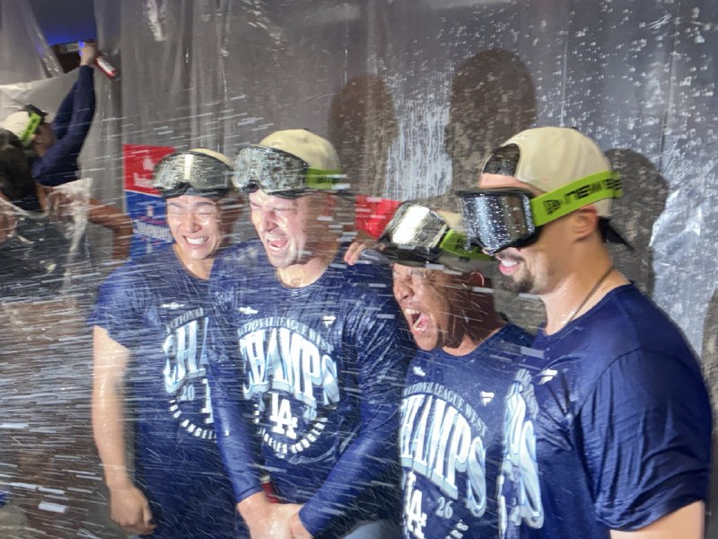 📸 @hochi_andoh投手シャンパンファイト！！！ #ドジャース #山本由伸原文 #MLB日本選手