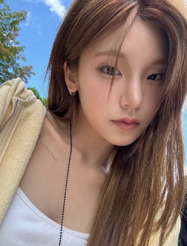 📸 🔍 黄礼志 via @yejigalleryyezyizhere instagram update🎵 imase - NIGHT DANCER #YEJI原文 #黄礼志