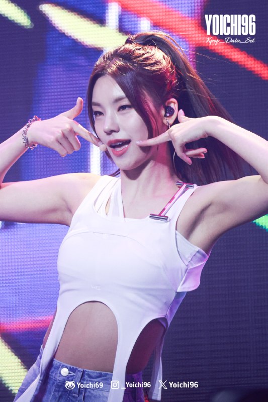 📸 @kpop_data_set ×3230304 Yeji at Woori Bank Concert #YEJI #예지 #ITZY #있지原文 #黄礼志